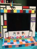 Mitigating mobile-based avoidance behaviour in casual social events through embedded art